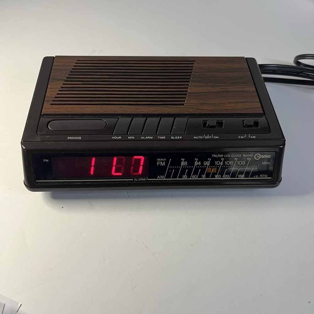 Cosmo CR-2032 FM/AM Digital Clock Radio Walnut Finish Vintage LED Alarm tested